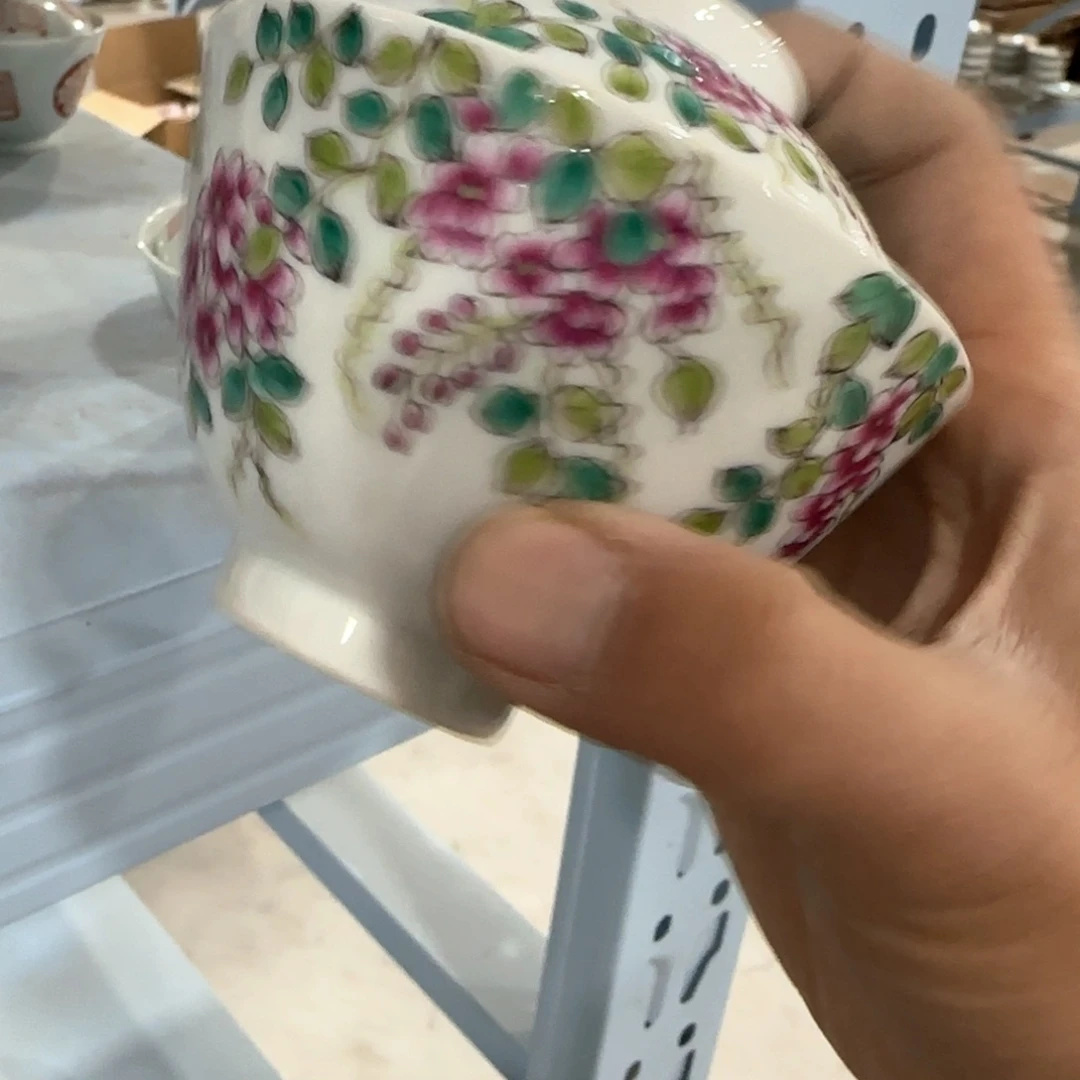 瓷片瓷器上还有两条长线上镌刻