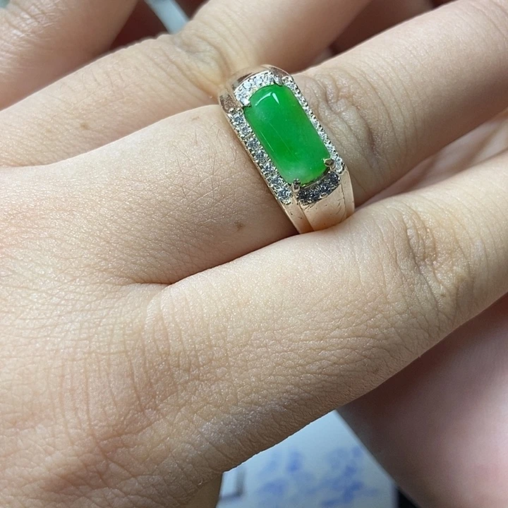 颈饰未镶嵌翡翠戒指