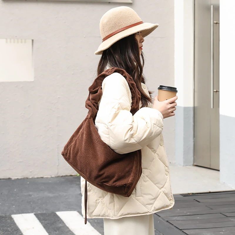 日系ins流行灯芯绒褶皱邮差包女帆布单肩斜挎包学生上课托特布袋