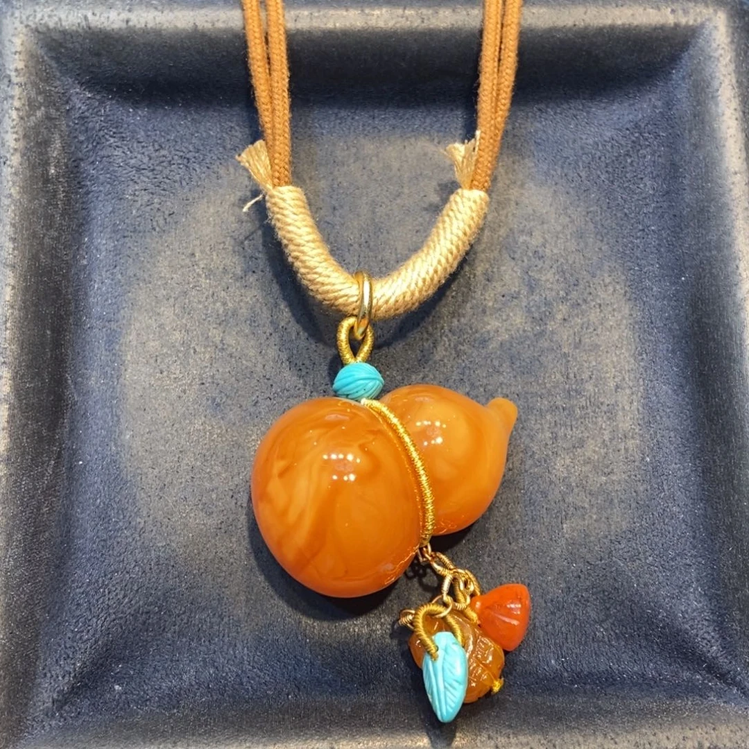 琥珀未镶嵌颈饰蜜蜡