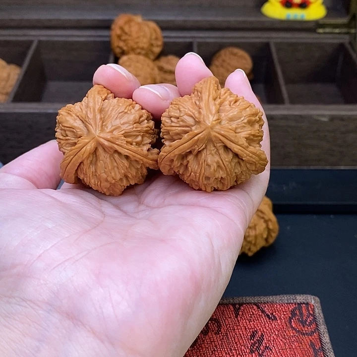 自***鹰把件文玩核桃白奔