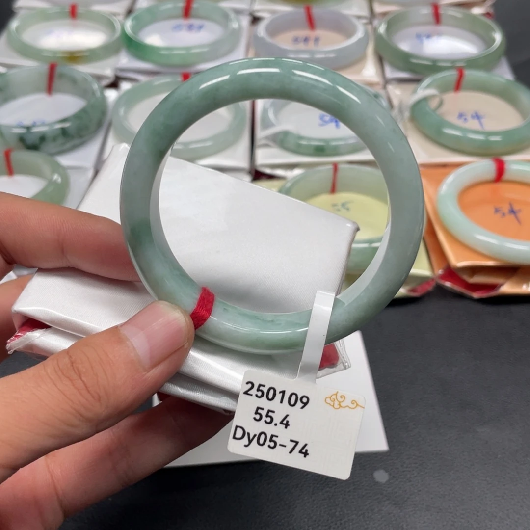 翡翠手镯未镶嵌伯**猫翡翠手镯