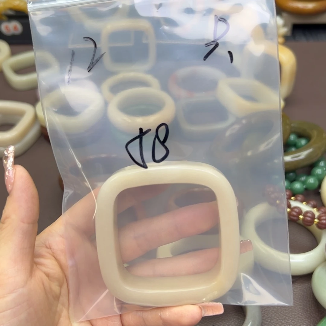 石英质玉手镯未镶嵌只*