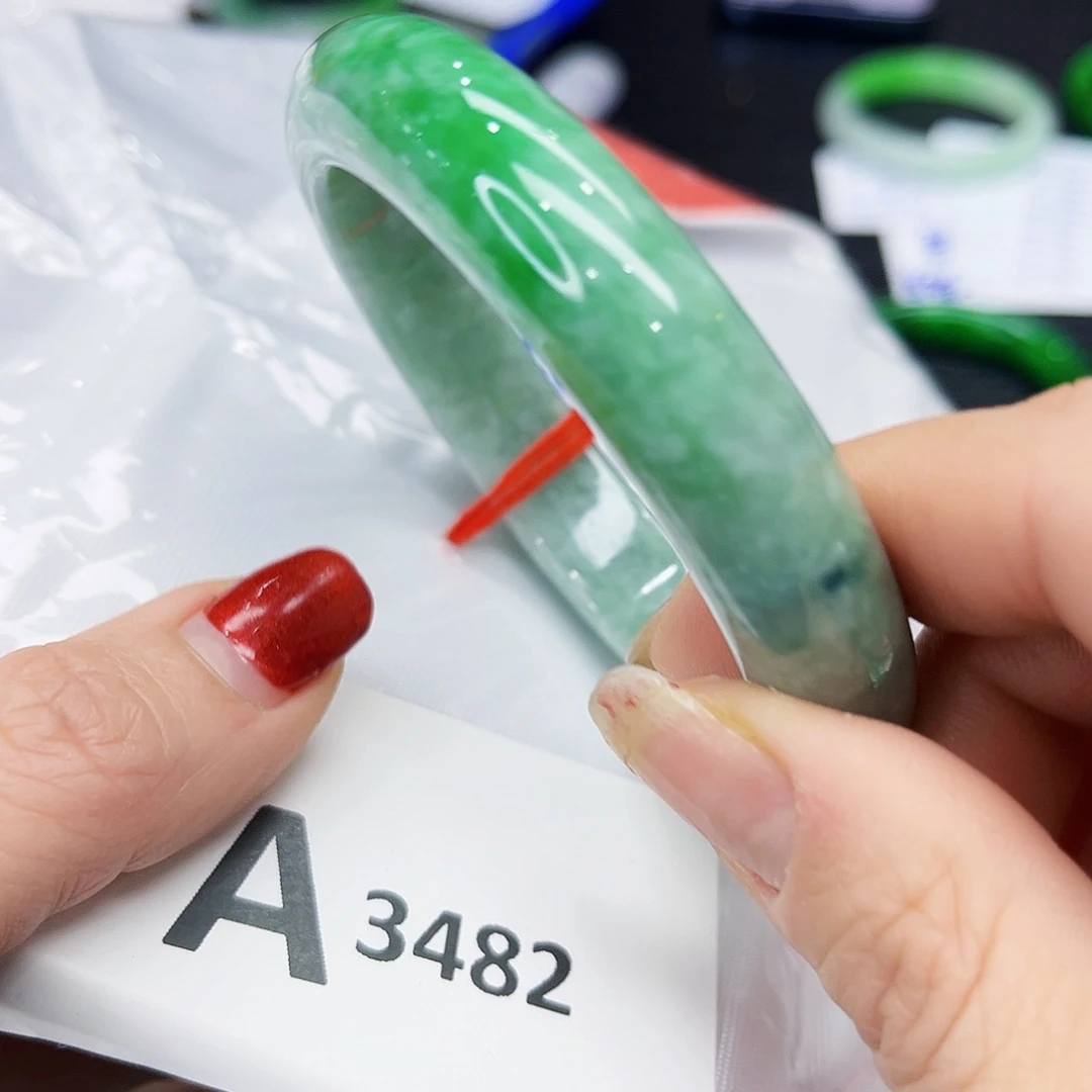 翡翠手镯未镶嵌多样性