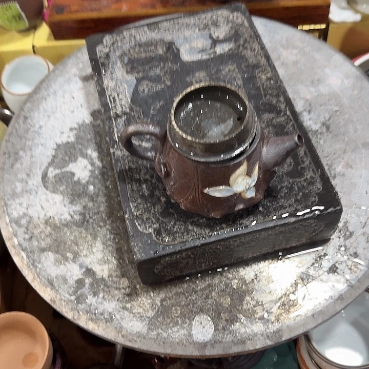 达***风微瑕壶一个，瓷。。主人