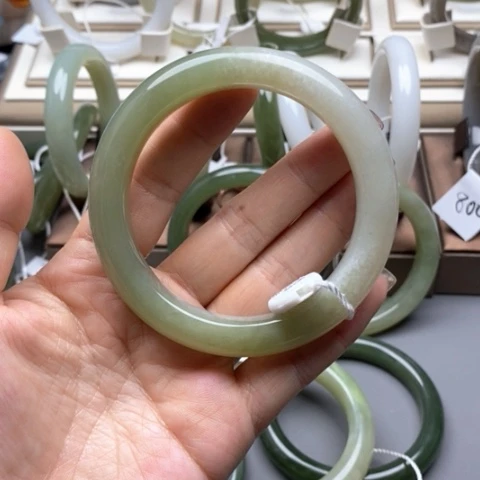 和田玉未镶嵌手镯