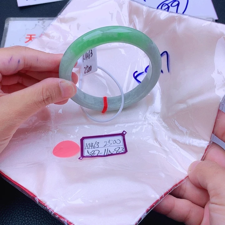 翡翠手镯未镶嵌翡翠