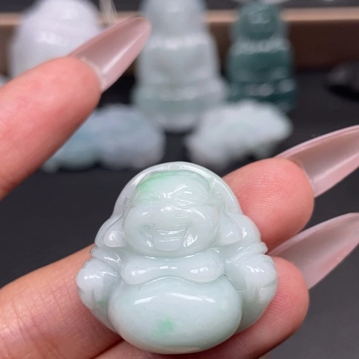 翡翠未镶嵌颈饰大肚佛