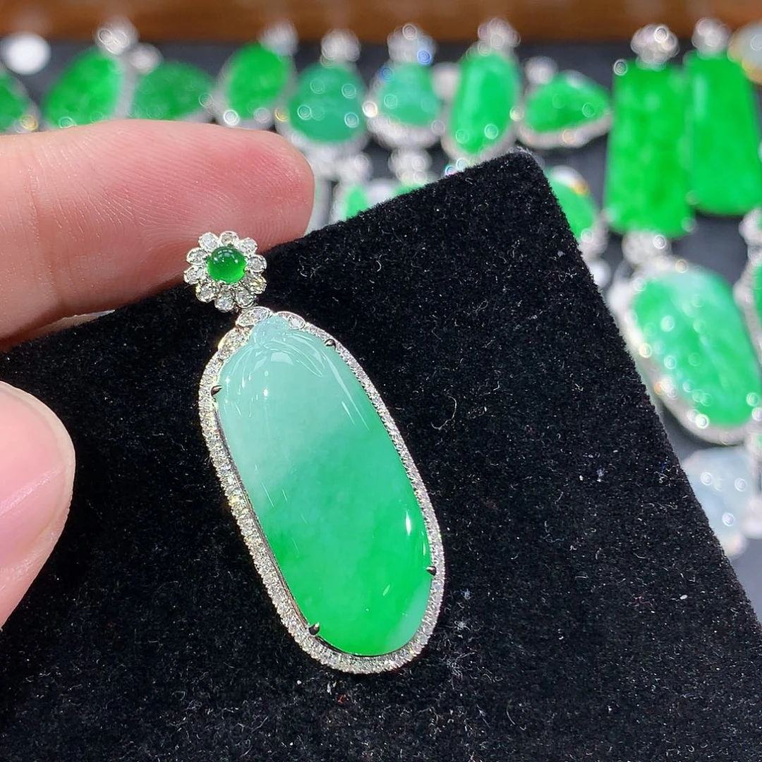 翡翠18K金镶嵌颈饰