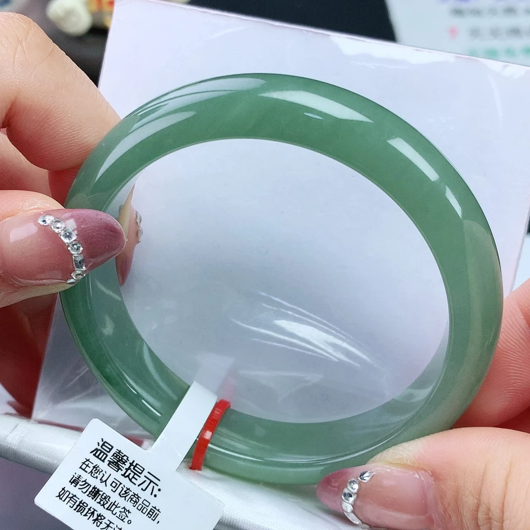 翡翠手镯未镶嵌56圈