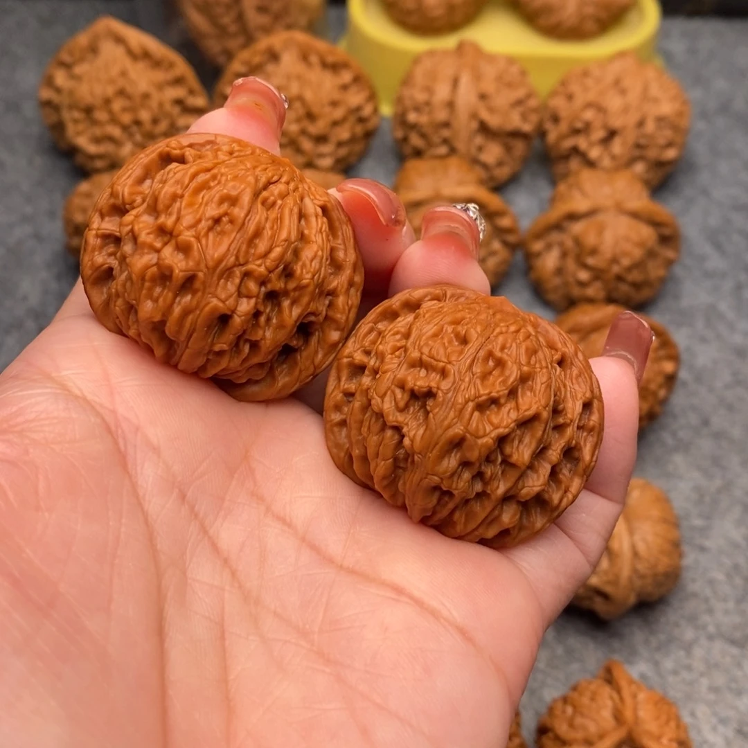 文玩核桃把件精品红皮磨盘狮子头39