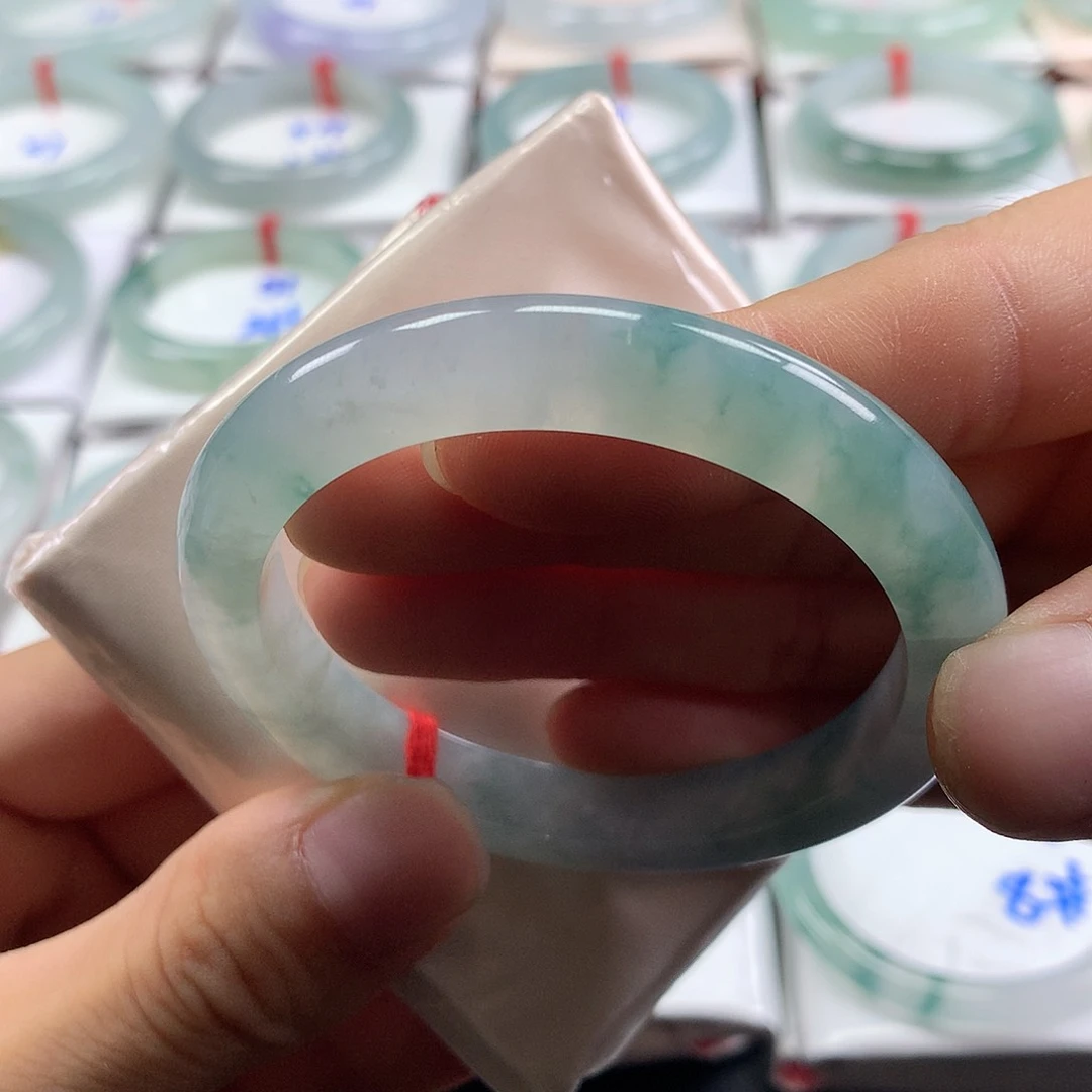 翡翠手镯未镶嵌翡翠