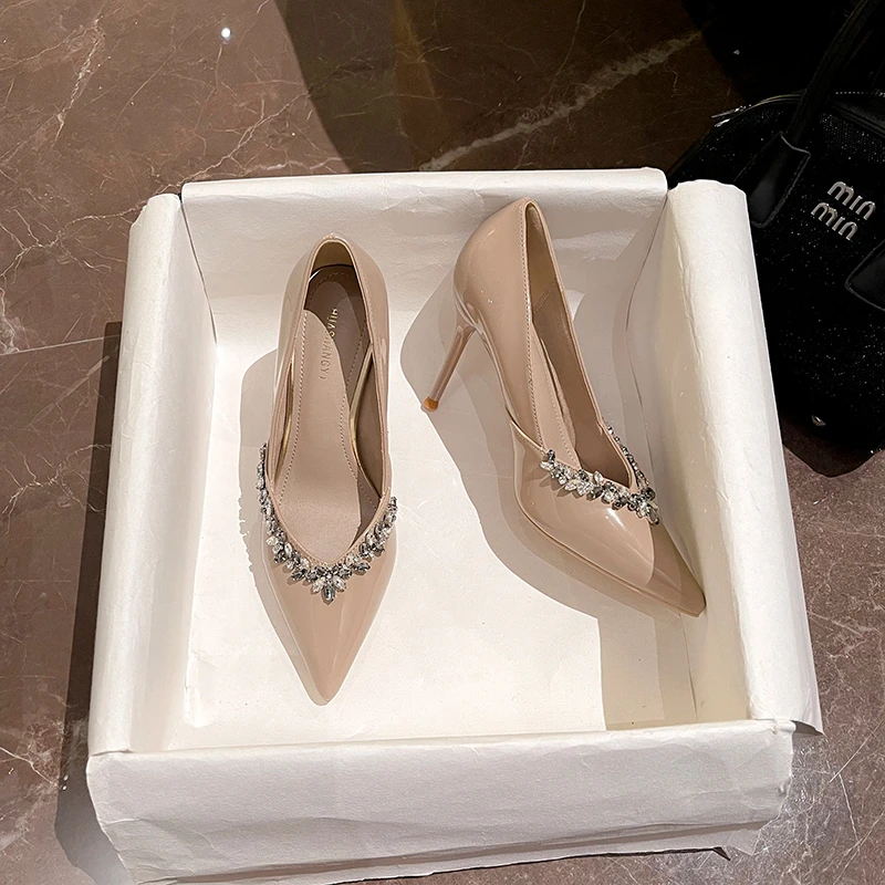 漆皮水钻尖头高跟鞋2025夏季新款细跟宴会礼服伴娘女单鞋大小码女