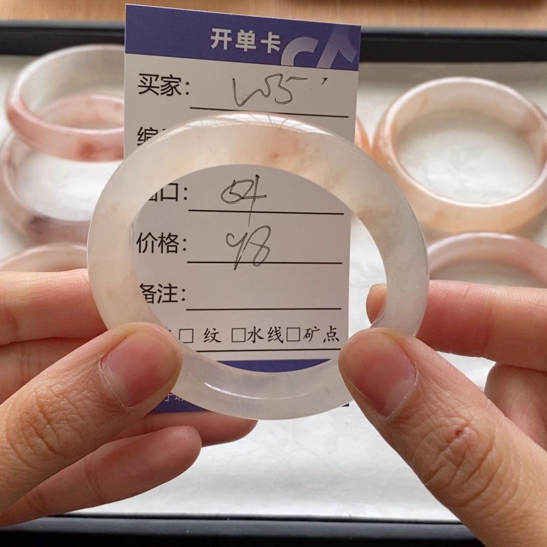 石英质玉手镯未镶嵌?