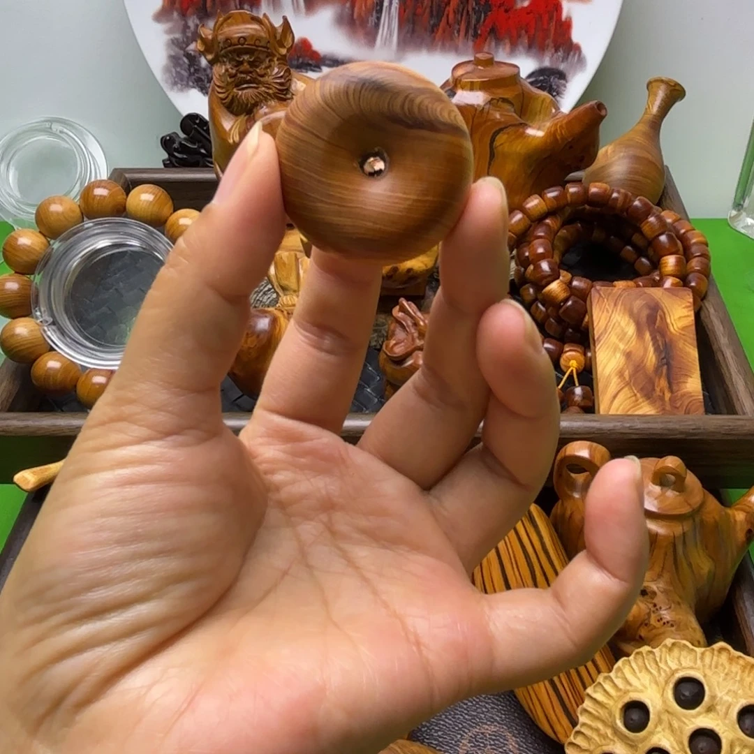 翱***翔太行崖柏平安扣。