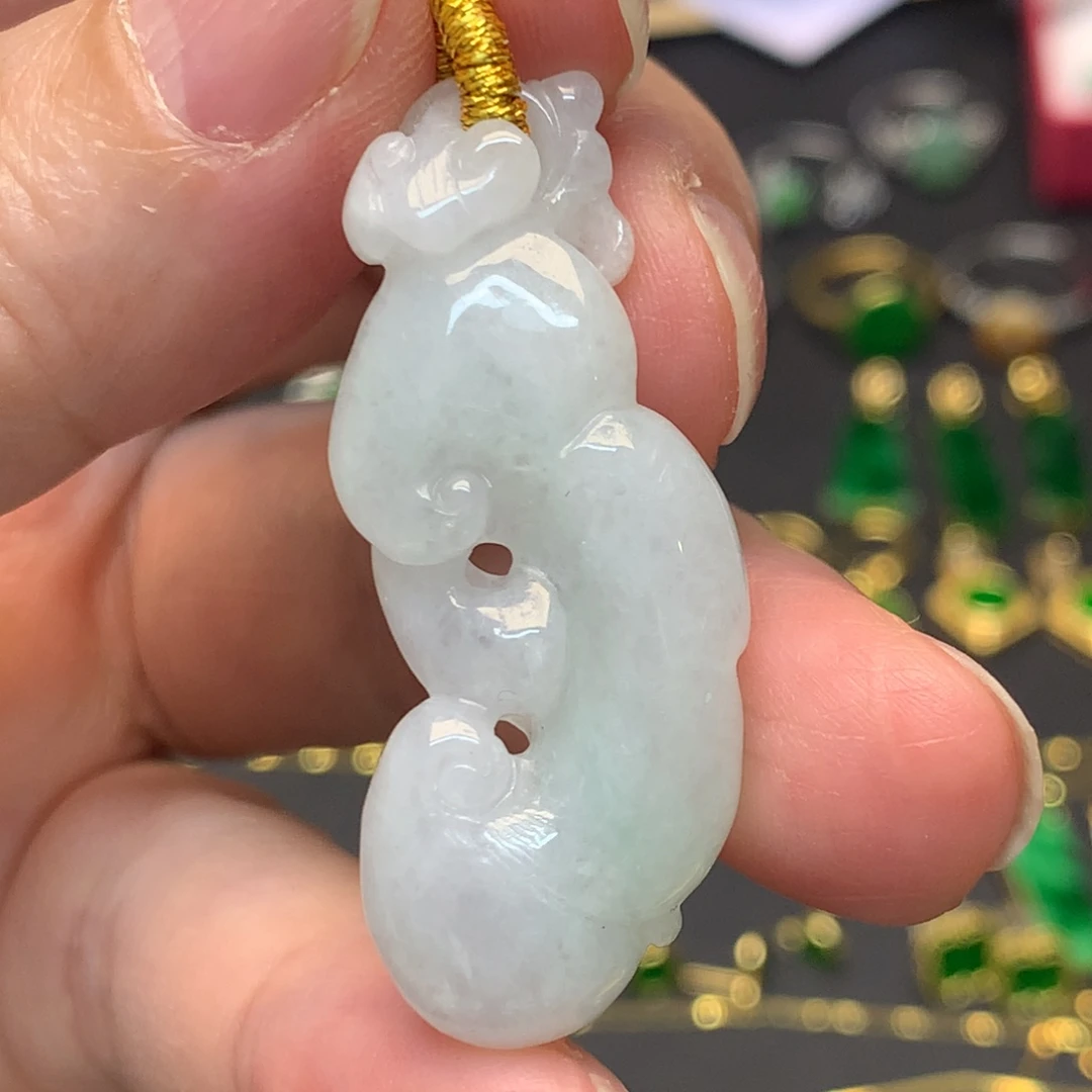 翡翠未镶嵌颈饰有纹