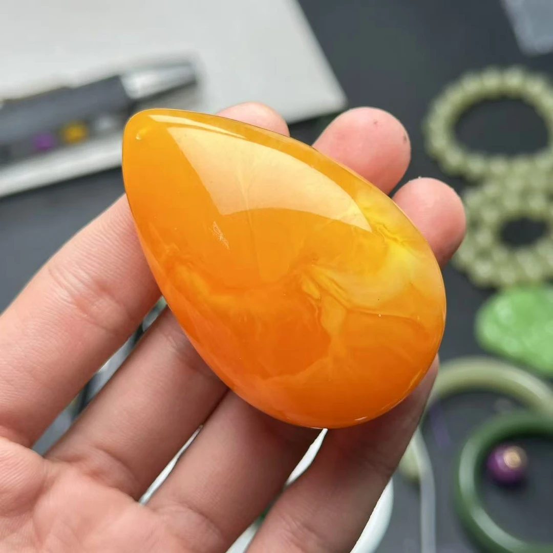 鸡油黄腊大水滴吊坠时尚百搭-F2036