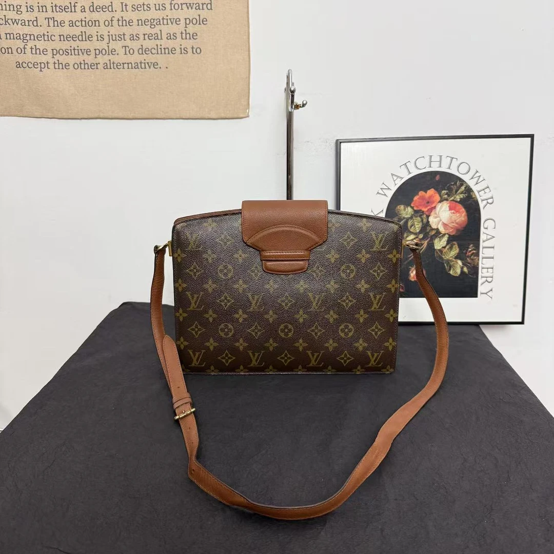 95新 LouisVuitton/路易威登 lv红皮插扣信封包/单肩包/斜挎包
