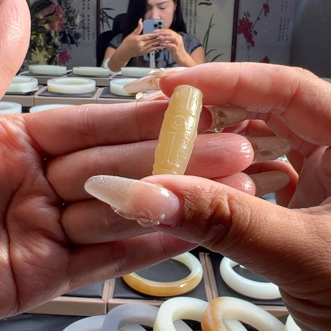 爱***丝和田玉未镶嵌颈饰