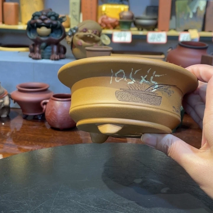 紫砂花盆在干嘛啊