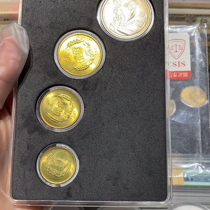 81长城币一套四枚卷拆如图