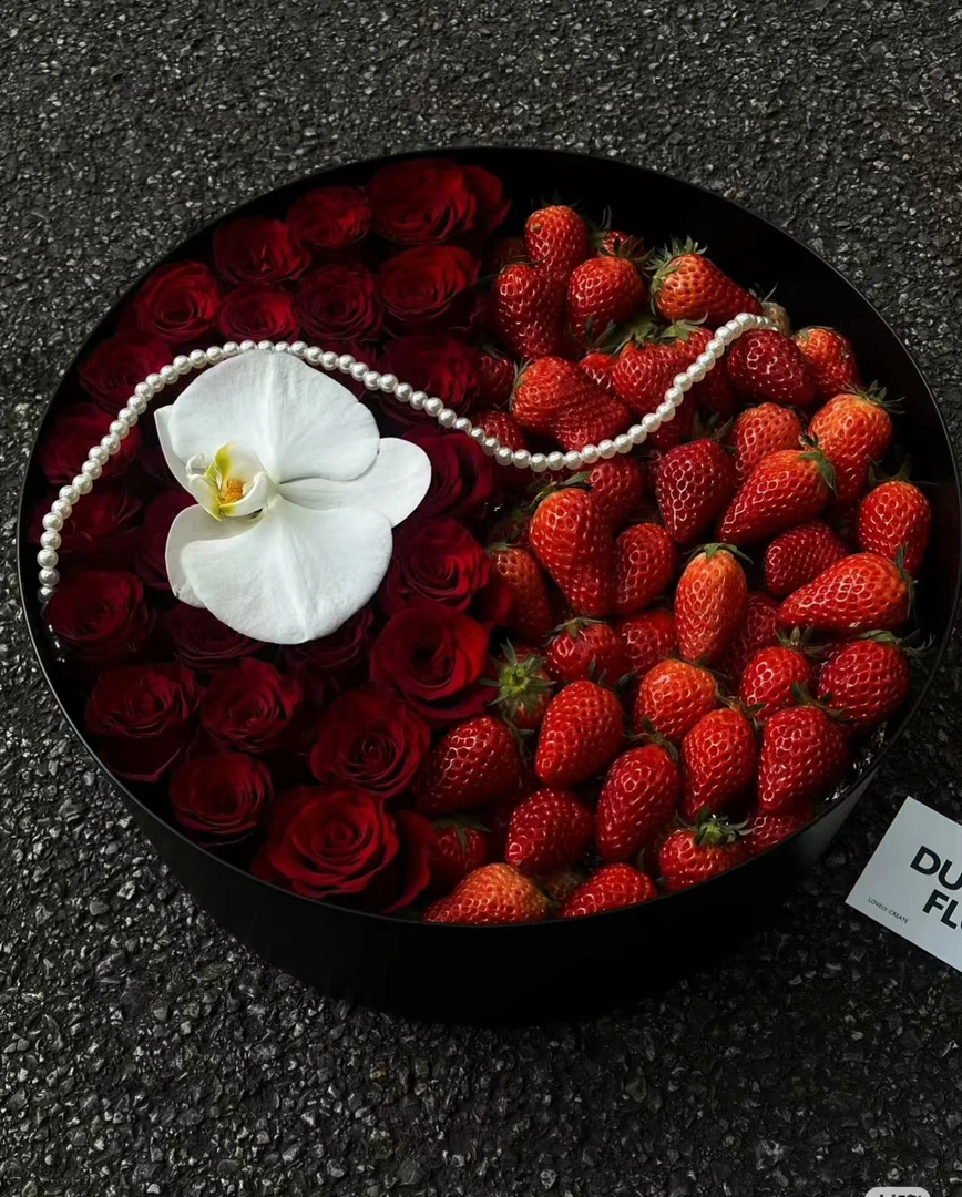 圆形草莓鲜花礼盒