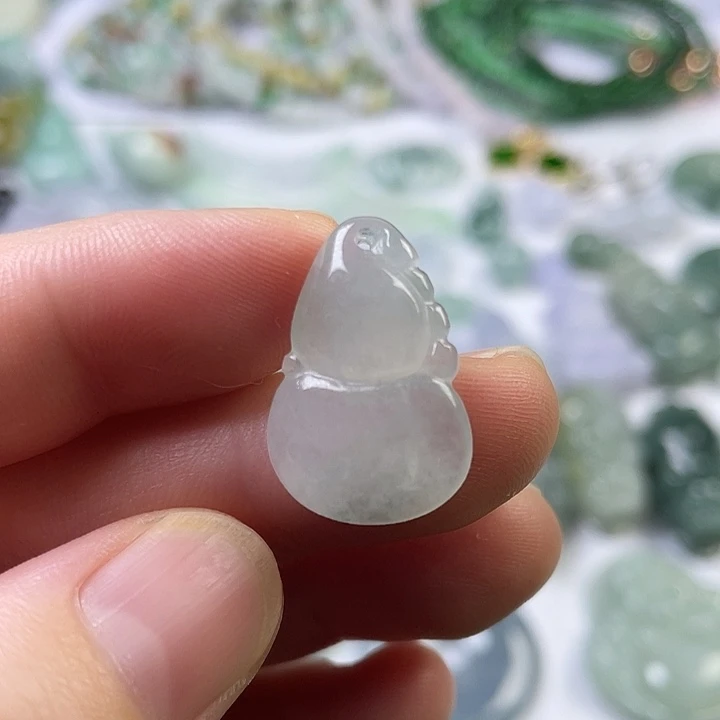 翡翠未镶嵌颈饰葫芦