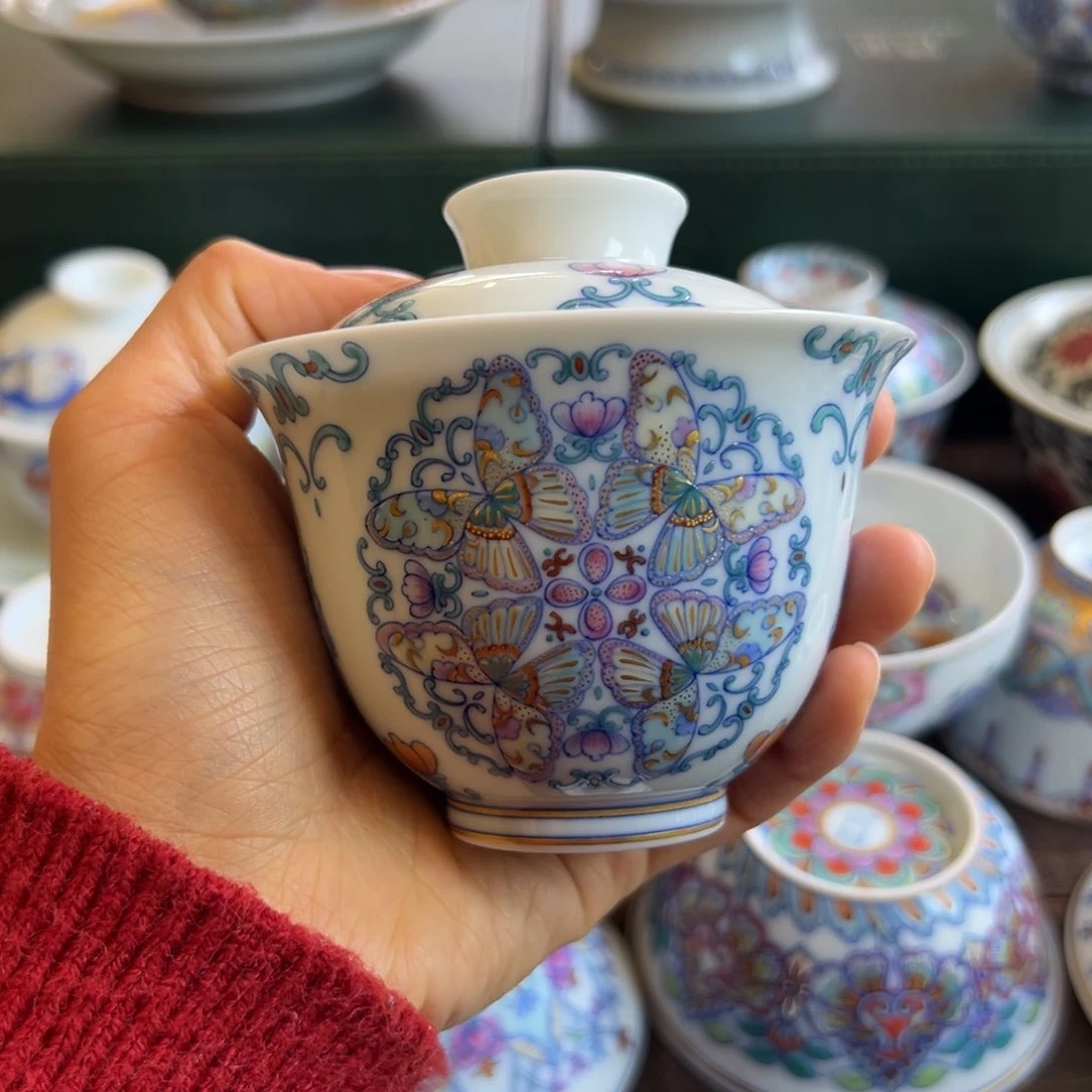 H冉月观隐斗彩团蝶盖碗