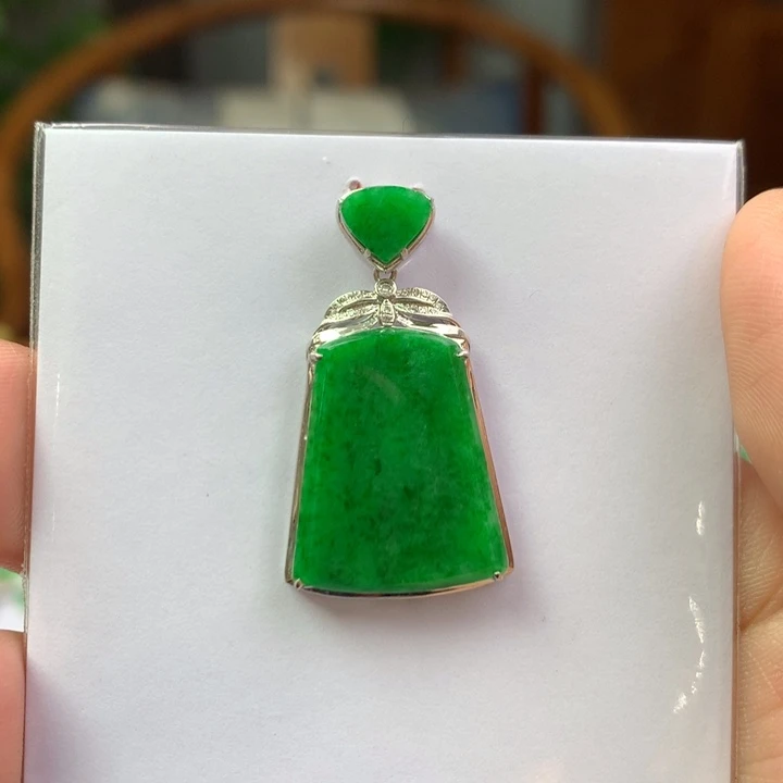 翡翠18K金镶嵌颈饰翡翠吊坠