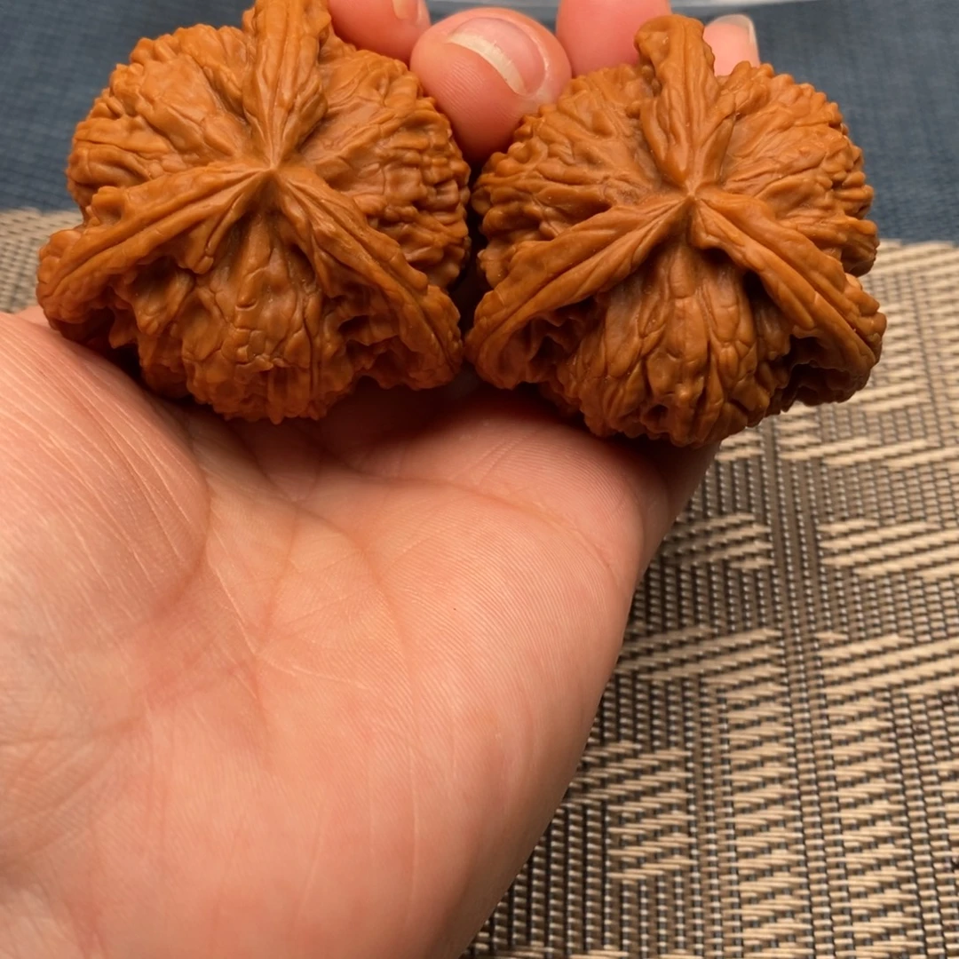刘***秀吊坠文玩核桃三棱
