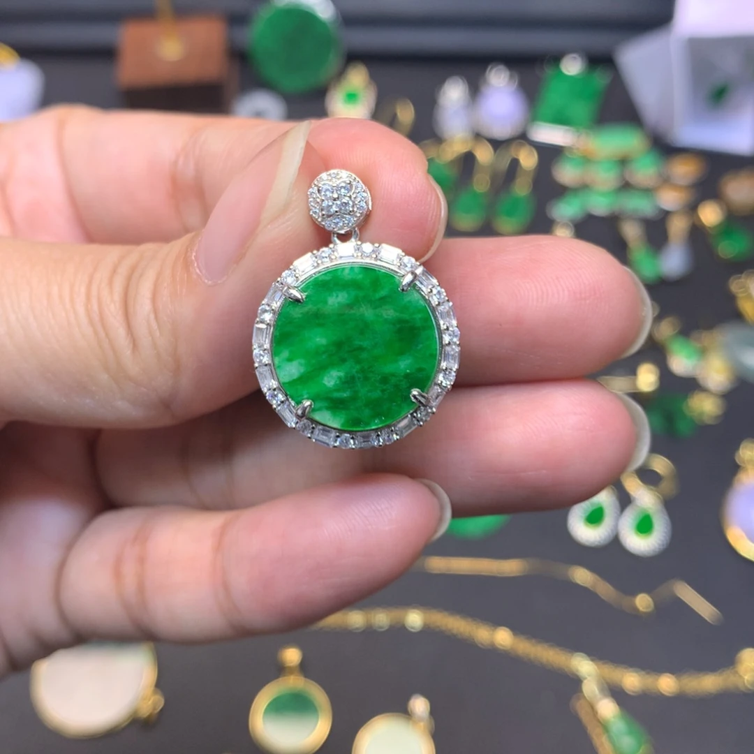 翡翠未镶嵌颈饰有纹