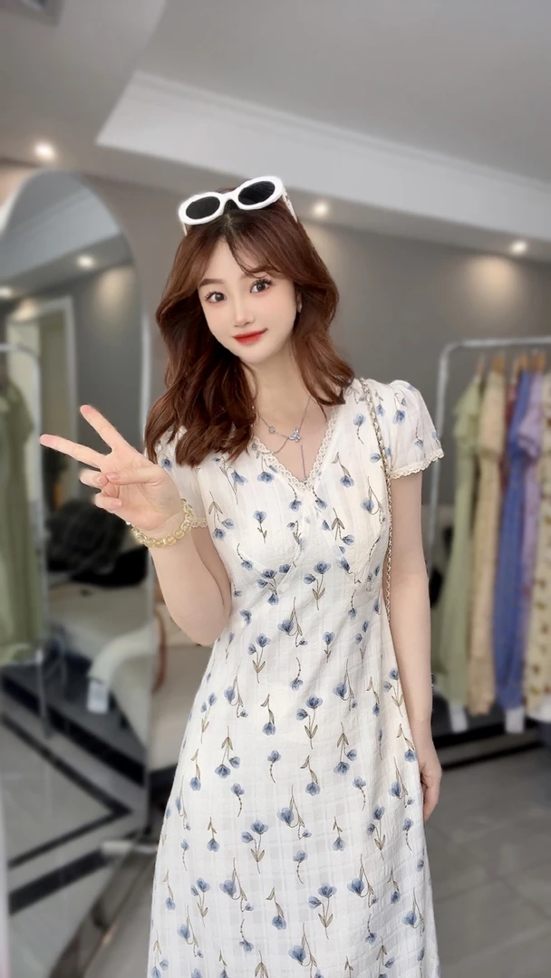 碎花连衣裙女夏季2025新款法式V领独特漂亮好看收腰绝美长裙9002