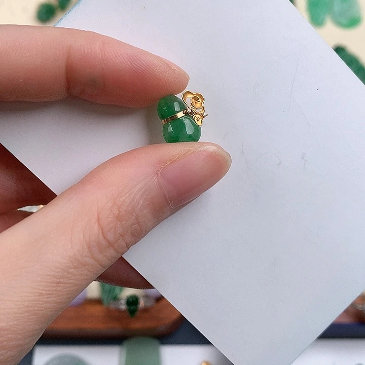 颈饰18K金镶嵌翡翠8523654678