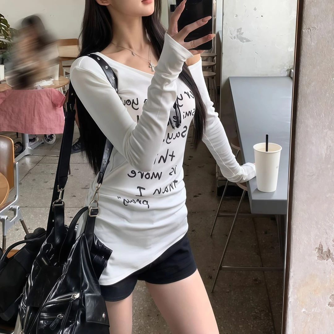 辣妹性感字母印花斜肩长袖t恤女秋季内搭上衣纯欲修身显瘦打底衫