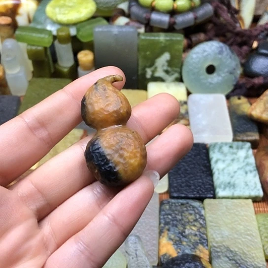 岫玉未镶嵌颈饰彬