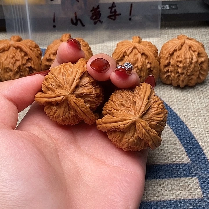 文玩核桃把件国****物白狮子正奔