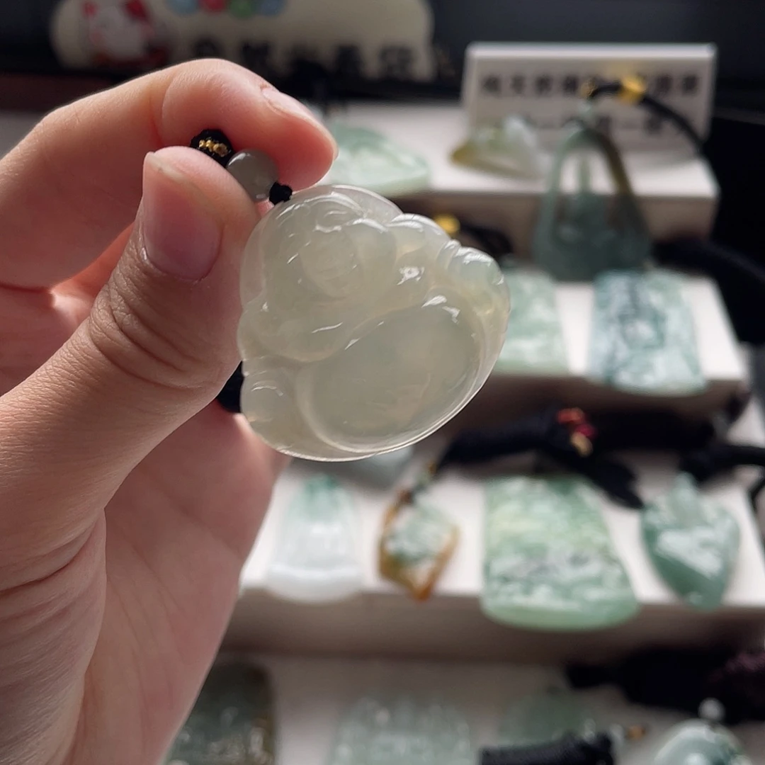 翡翠未镶嵌颈饰佛公