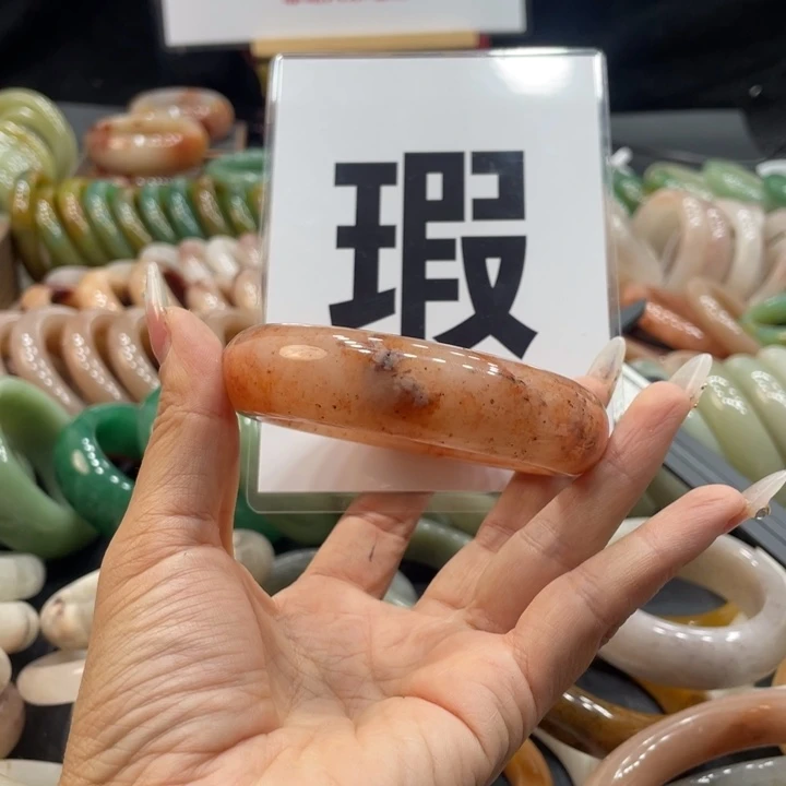 王***子石英质玉未镶嵌珠宝奇石