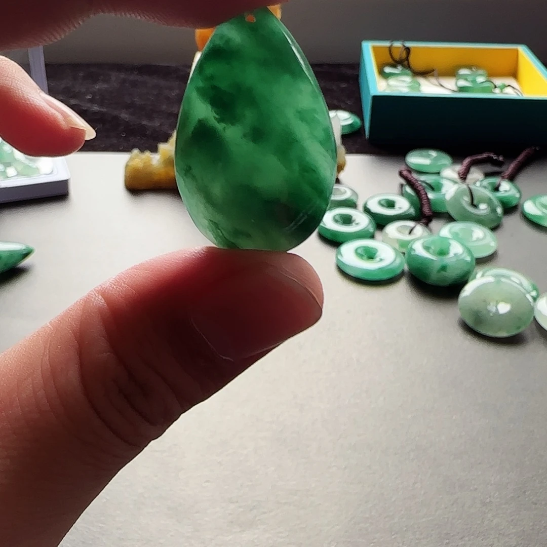 石英质玉（非洲翠）合金颈饰