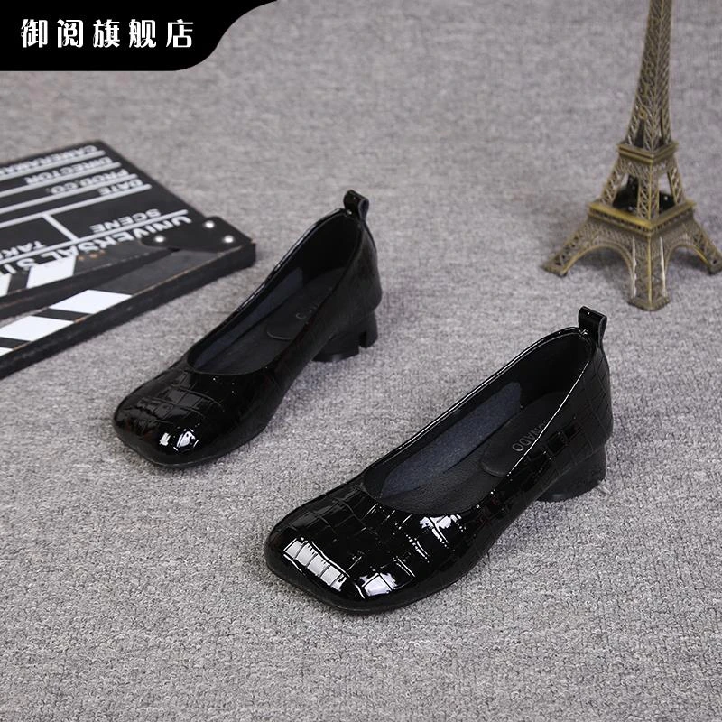 御阅时尚款2025新款中跟女鞋黑色漆皮奶奶鞋粗跟浅口一脚蹬单鞋女