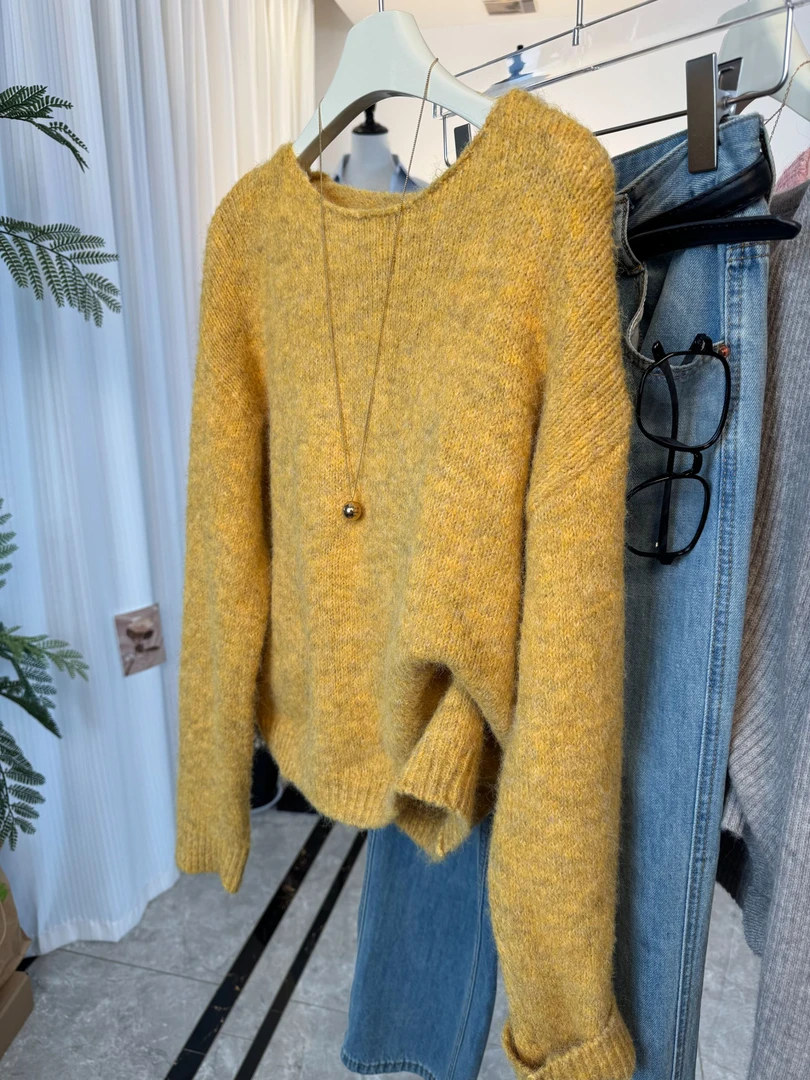 韩系圆领通勤氛围感简约上衣女新款冬季宽松慵懒风软糯针织衫毛衣