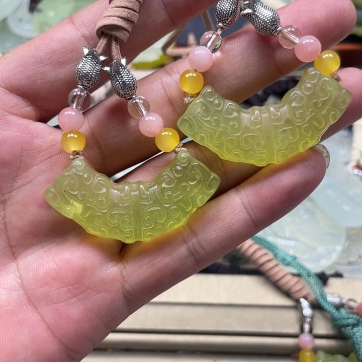 向***生蛇纹石玉未镶嵌颈饰