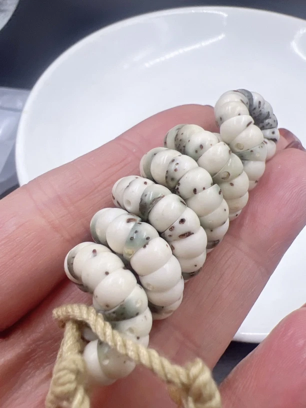 星月菩提精品石玉料留白大肠5.8mm高油高密易变色