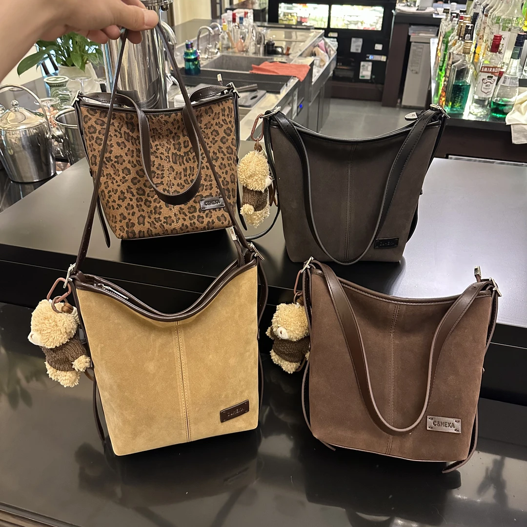 2025新款时尚百搭单肩斜挎慵懒随性大容量AB面水桶包 DZ 28004