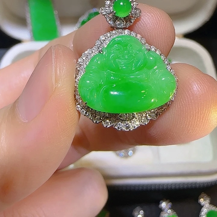 颈饰18K金镶嵌翡翠