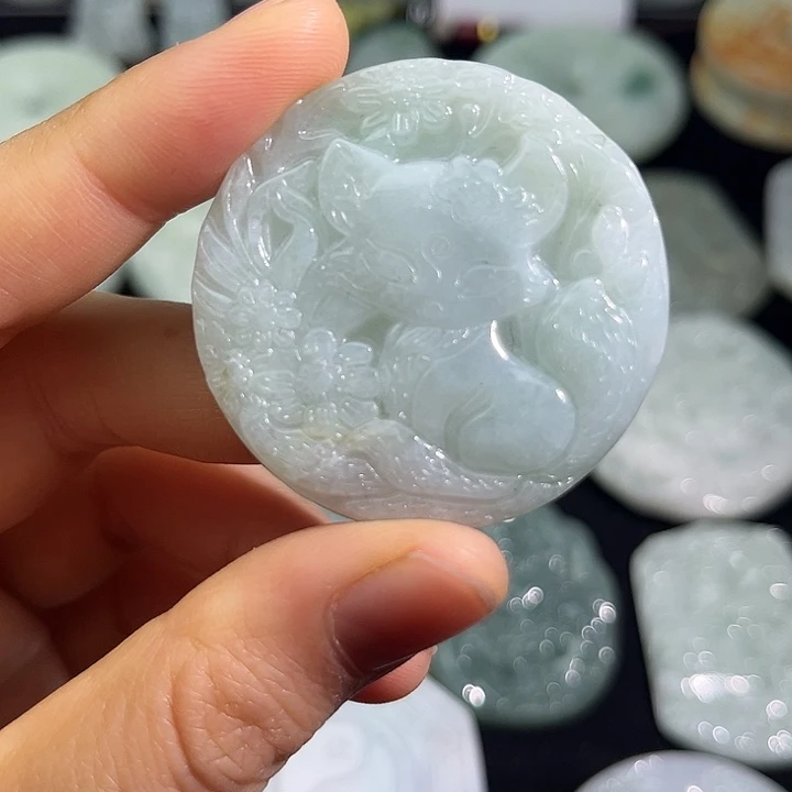 翡翠未镶嵌颈饰狐狸