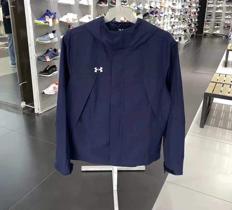 正品UA安德玛简约防风保暖连帽男运动休闲梭织夹克外套23600401