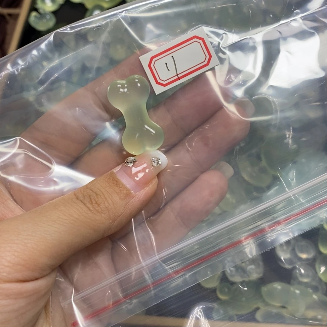 岫玉颈饰未镶嵌清****?