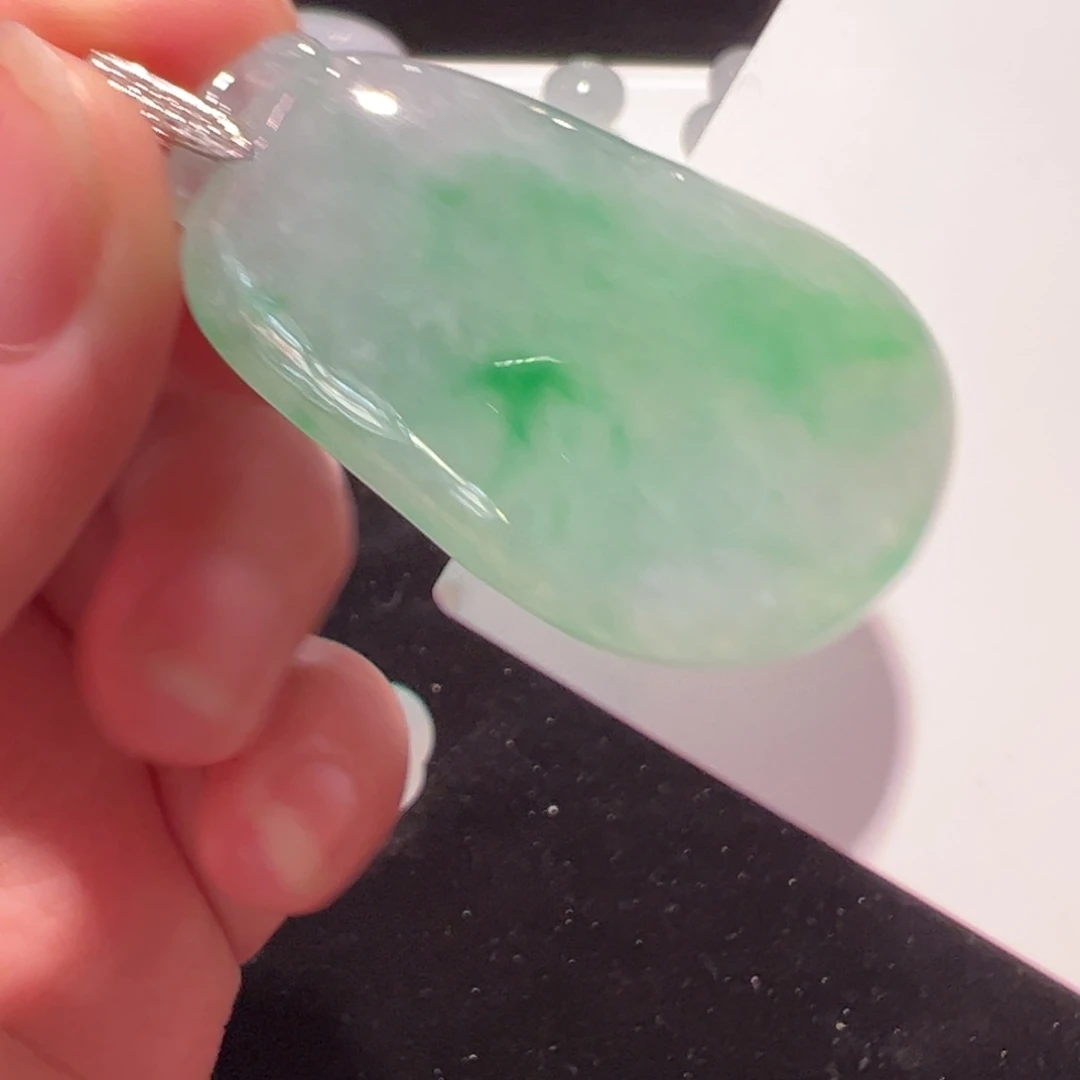 翡翠18K金镶嵌颈饰吊坠