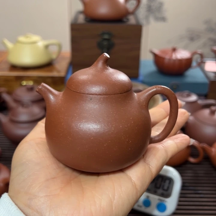 紫砂茶壶从**待宜兴紫砂文化艺术